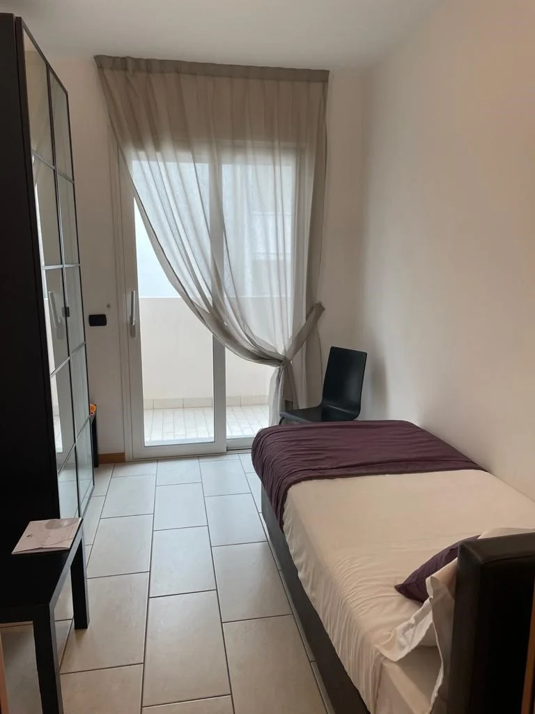 Camera singola con letto e armadio